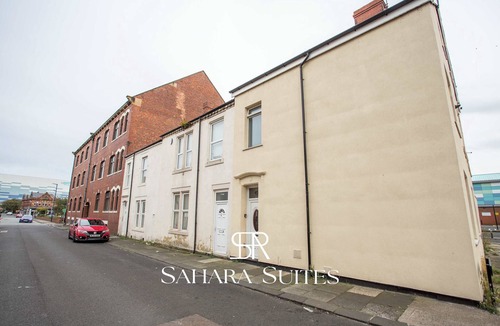 Blyth House | Spacious 5BR Contractors Home - Sleep 11 - Parking