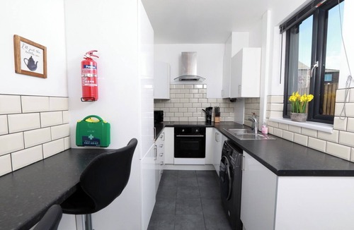 Dinnington House | Spacious 6-Guest Retreat with Pool Table