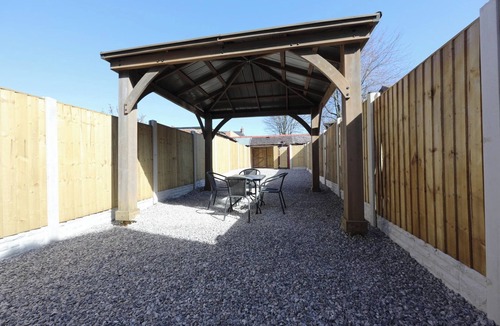 Dinnington House | Spacious 6-Guest Retreat with Pool Table