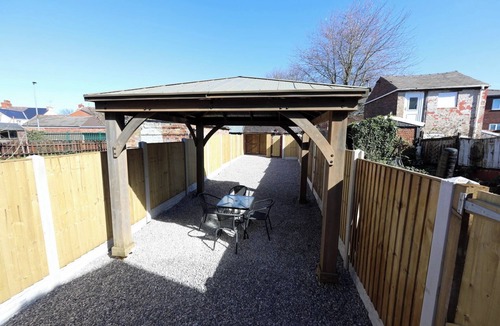 Dinnington House | Spacious 6-Guest Retreat with Pool Table