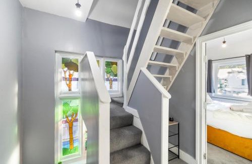 Golders Green House | Spacious 6BR London Home Sleeps 18 Near Tube