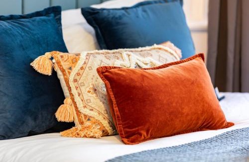 Golders Green House | Spacious 6BR London Home Sleeps 18 Near Tube