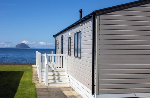 Lendalfoot House | Spacious and contemporary holiday home providing superb space and comfort.