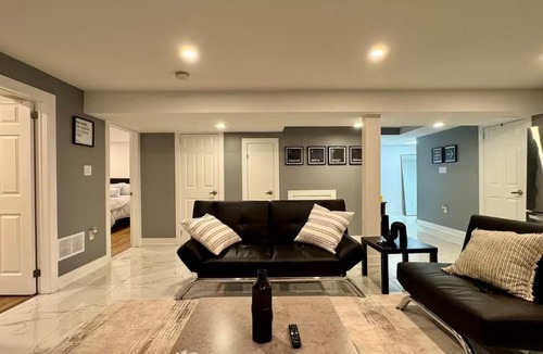 Erin Mills Apartment | Spacious and Luxurious 2BR Suite with Huge Windows