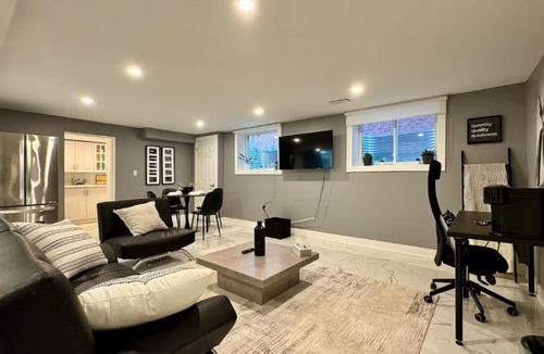 Erin Mills Apartment | Spacious and Luxurious 2BR Suite with Huge Windows