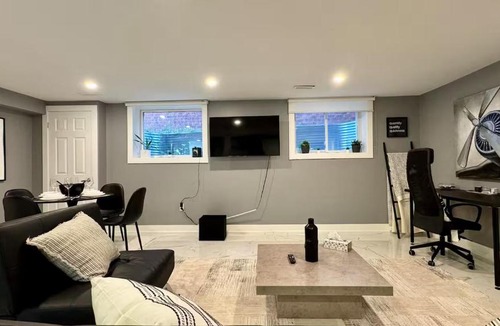 Erin Mills Apartment | Spacious and Luxurious 2BR Suite with Huge Windows