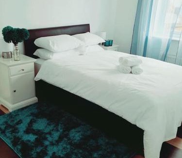 West Thurrock House | Spacious and Tastefully Decorated Town House In Lakeside West Thurrock Grays