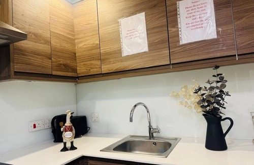Whitechapel Apartment | Spacious apartment with private patio