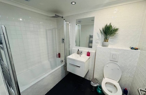 Whitechapel Apartment | Spacious apartment with private patio