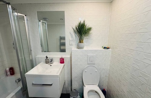 Whitechapel Apartment | Spacious apartment with private patio