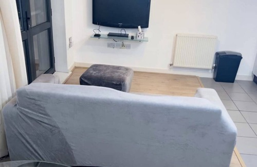 Redbridge Apartment | Spacious apartment overlooking the city