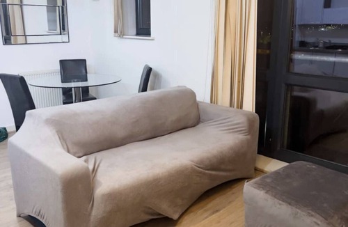 Redbridge Apartment | Spacious apartment overlooking the city