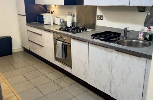 Redbridge Apartment | Spacious apartment overlooking the city