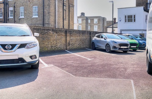 Maidstone Apartment | Spacious Central 2-Bed Apartment | Parking | Sleeps 5 | Family Friendly