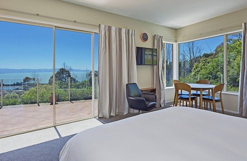 Tahunanui Apartment | Spacious, Comfortable, Sunny Nelson studio with Sea Views!
