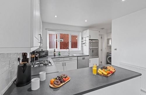 Great Sankey House | Spacious Comfortable 4B Home w en-suites