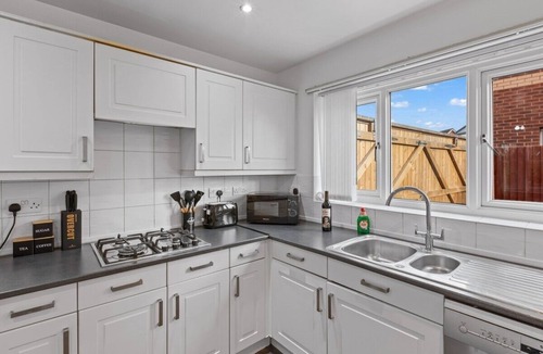 Great Sankey House | Spacious Comfortable 4B Home w en-suites