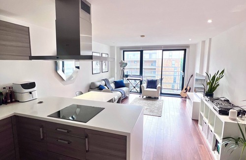 Lansbury Apartment | Spacious & Comfortable 2BR | Canary Wharf | Gym, Concierge & DLR/Elizabeth Line