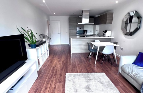 Lansbury Apartment | Spacious & Comfortable 2BR | Canary Wharf | Gym, Concierge & DLR/Elizabeth Line