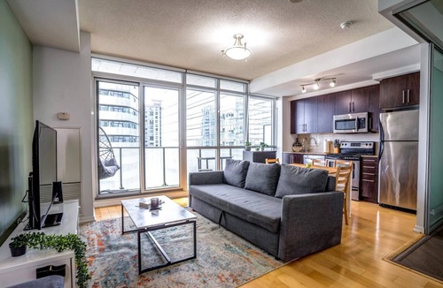 Downtown Toronto Apartment | Spacious Condo Next To CN Tower 2211