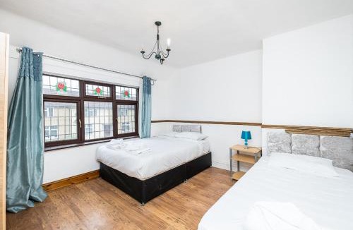 Parsloes House | Spacious Dagenham 4Bedroom House with Parking