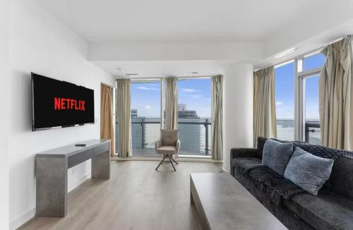 Toronto Entertainment District Apartment | Spacious Downtown 3BR Walk to Union Station