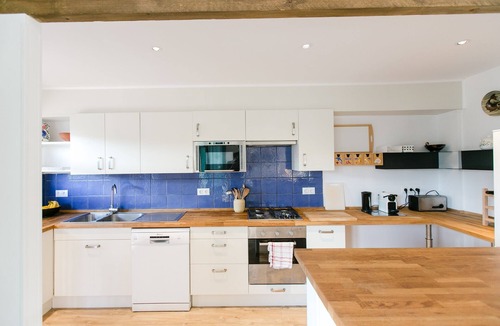 Calella de Palafrugell Apartment | Spacious 4BR apt, 150m to beach and restaurants & shops, fans, central heating