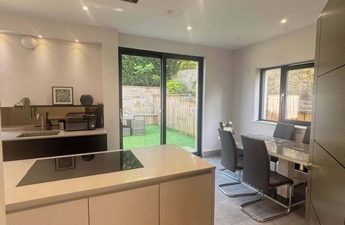 Corstorphine Apartment | Spacious Family Home in Edinburgh with Private Garden