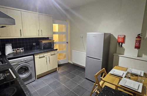 Coatbridge Apartment | Spacious Flat in Coatbridge, Glasgow & Edinburgh train connections