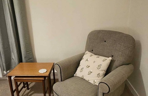 Coatbridge Apartment | Spacious Flat in Coatbridge, Glasgow & Edinburgh train connections