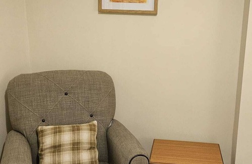 Coatbridge Apartment | Spacious Flat in Coatbridge, Glasgow & Edinburgh train connections