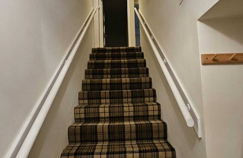 Coatbridge Apartment | Spacious Flat in Coatbridge, Glasgow & Edinburgh train connections