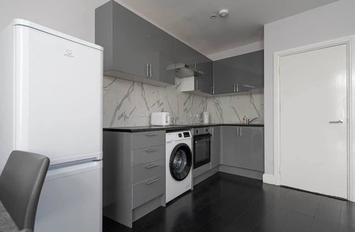 High Barnet Apartment | Spacious Flat Near to Barnet Hospital
