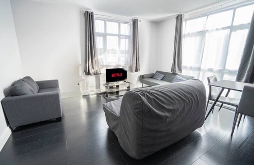 High Barnet Apartment | Spacious Flat Near to Barnet Hospital