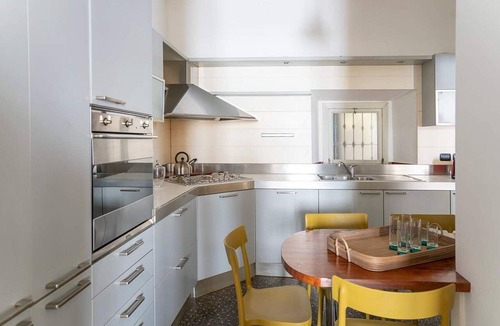 Central Station Apartment | Spacious flat w/wooden beams - Porta Venezia