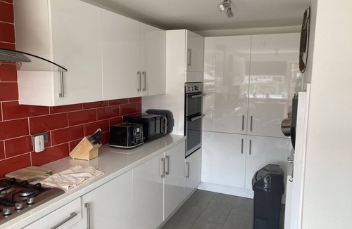 Woodhorn House | Spacious 3 bedroom house, 5 minutes to the beach, large garden, dogs welcome.