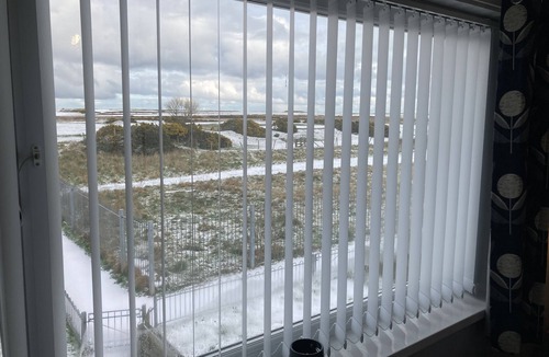 Woodhorn House | Spacious 3 bedroom house, 5 minutes to the beach, large garden, dogs welcome.