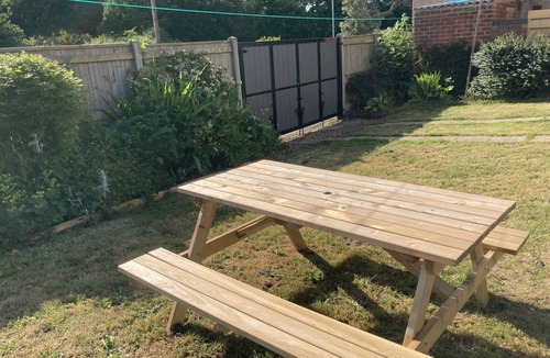 Woodhorn House | Spacious 3 bedroom house, 5 minutes to the beach, large garden, dogs welcome.