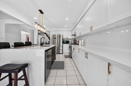 Ajax House | Spacious Group Stay in Ajax - 7 Queen Beds