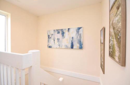 Harlow House | Spacious Harlow House, Free Parking, Fast Wi-Fi, Sleeps 4 Ideal for Contractor & Relocation Stay