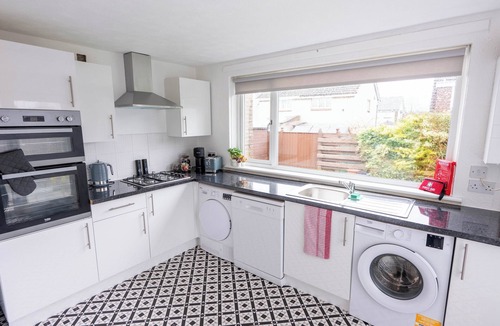 Shieldhall House | Spacious Home | 10 mins to Airport & Braehead - Pass the Keys