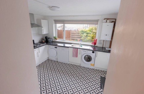 Shieldhall House | Spacious Home | 10 mins to Airport & Braehead - Pass the Keys
