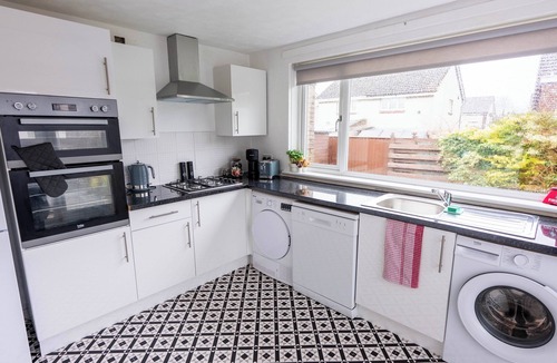 Shieldhall House | Spacious Home | 10 mins to Airport & Braehead - Pass the Keys