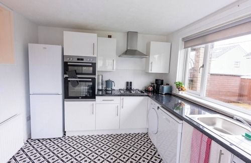 Shieldhall House | Spacious Home | 10 mins to Airport & Braehead - Pass the Keys