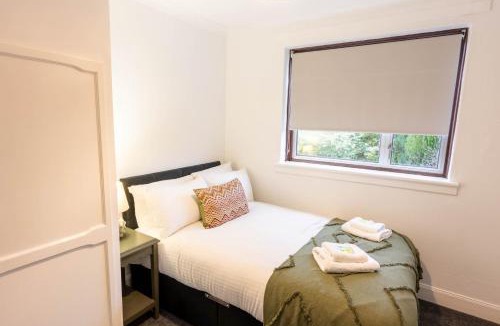 Shieldhall House | Spacious Home 10 mins to Airport & Braehead - Pass the Keys