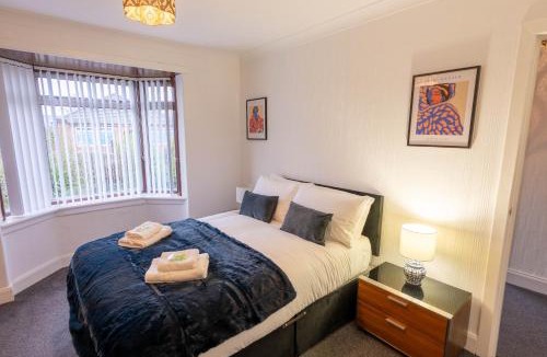 Shieldhall House | Spacious Home 10 mins to Airport & Braehead - Pass the Keys