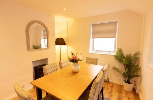 Shieldhall House | Spacious Home 10 mins to Airport & Braehead - Pass the Keys