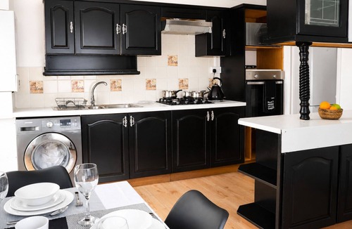 Newham House | Spacious Home Near ExCeL, LCY, Canary Wharf, O2