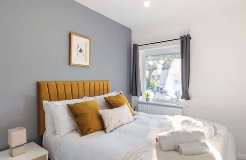Golders Green House | Spacious House with Private Entrance
