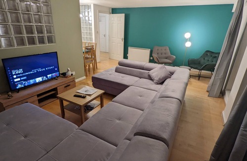 Tradeston Apartment | Spacious Modern 2BR Apartment Near City Center